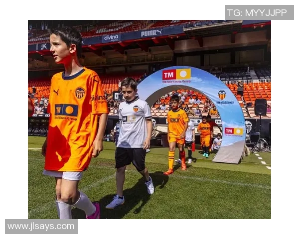 广州恒大迎战瓦伦西亚强强对决引发球迷热情期待